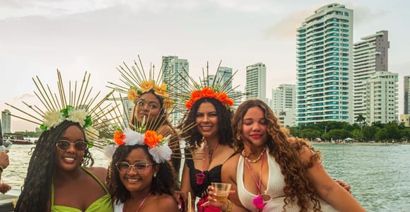 Cartagena: Bay tour with open bar, sunset and disco