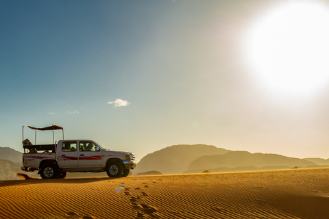 Akaba: Prywatny transfer samochodem z safari jeepem w Wadi Rum