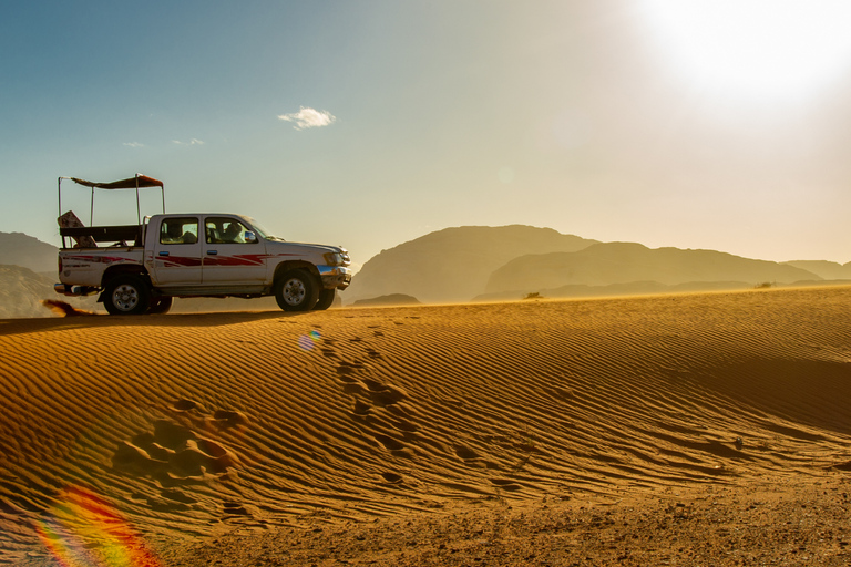 Aqaba: Traslado en coche privado con safari en jeep por Wadi Rum