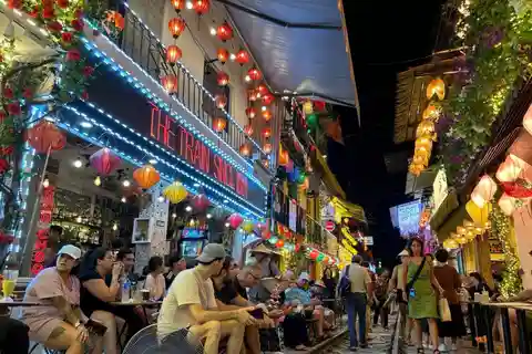 Hanoi: Incense, Hat-Making & Lacquer Artisanal, or City Tour