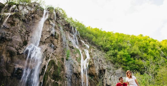 Von Split oder Trogir aus: Plitvicer Seen Tour mit Eintrittskarten