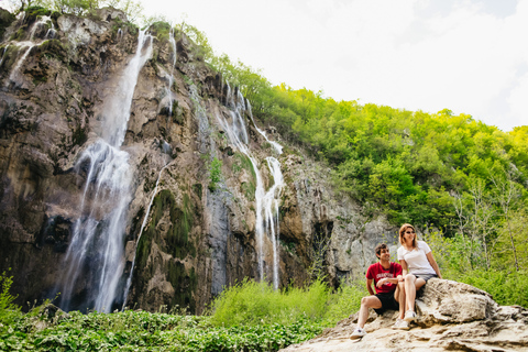 Vanuit Split of Trogir: Plitvice Meren Tour met toegangsbewijsPlitvicemeren: groepstour vanuit Split