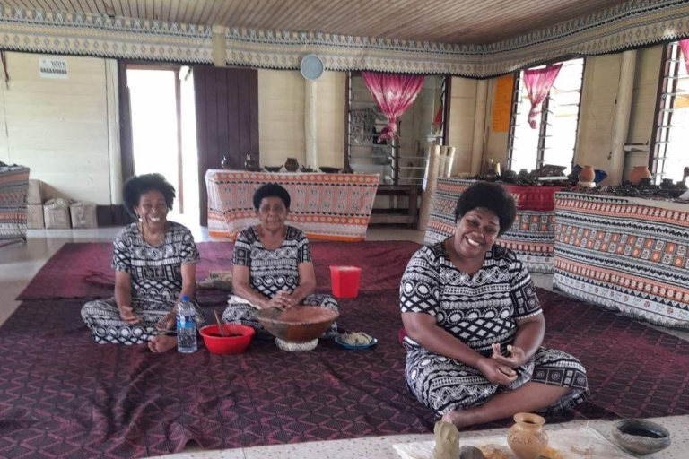 Descubre la cultura y los reptiles de FiyiExcursión por las dunas y el pueblo de Sigatoka