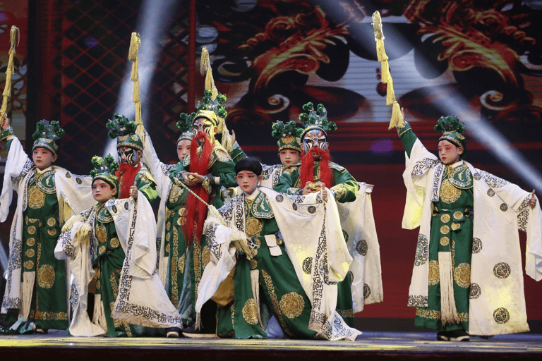 Beijing: Peking Opera with Local Dinner at liyuan theatre