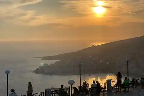 Fra Ksamil & Sarande: Blå øje & Lekursi Slot SOLNEDGANG