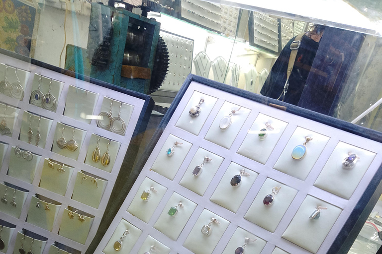 Unawatuna: Traditional Jewelry Making & Gemstone Workshop