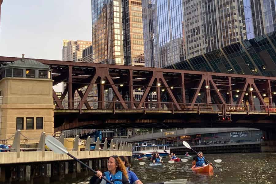 Chicago: Sonnenuntergangstour mit dem Kajak auf dem Chicago River. Foto: GetYourGuide