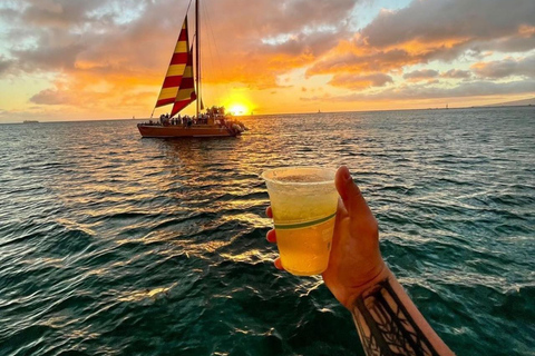 Honolulu: Esperienza di navigazione in catamarano al tramonto