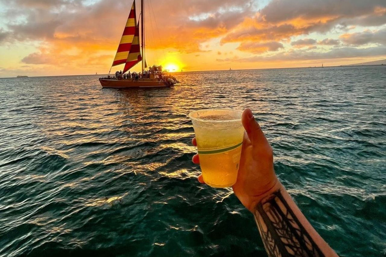 Honolulu: Esperienza di navigazione in catamarano al tramonto