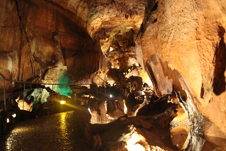 Lissabon: Dinosaurier-Fußabdrücke, Höhlen und Óbidos-TourTour für kleine Gruppen: Dinosaurierfußabdrücke, Höhlen und Óbidos