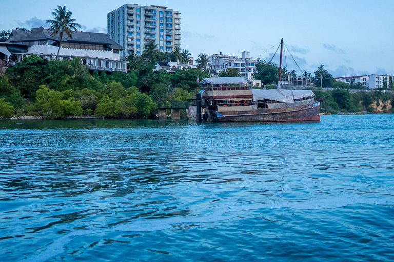 مومباسا: رحلة بحرية مسائية على متن قارب الداو مع عشاءمومباسا: رحلة قارب الداو المسائية مع عشاء