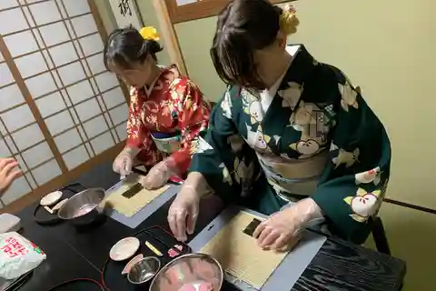 Kyoto Ninenzaka: corso sull'arte dei rotoli di sushi Kazarimaki