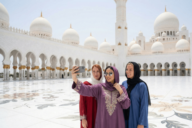 Tour por Abu Dabi: mezquita Sheikh Zayed, Louvre y museo Zayed