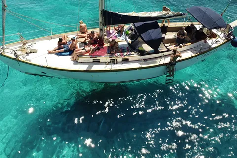 Catania: Boat Trip with Aperitif, Prosecco and Snorkeling