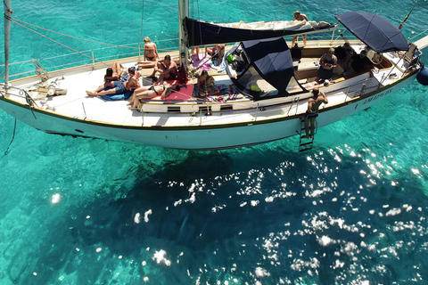 Catania: Boat Trip with Aperitif, Prosecco and Snorkeling