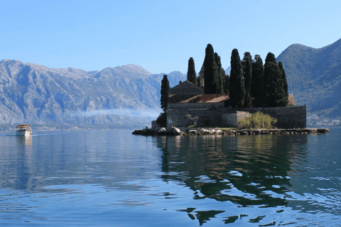 Stare miasto w Perast i kościół Matki Bożej na Skale: rejs wycieczkowy łodzią motorowąStare miasto Perast i kościół Na Skale: rejs łodzią motorową
