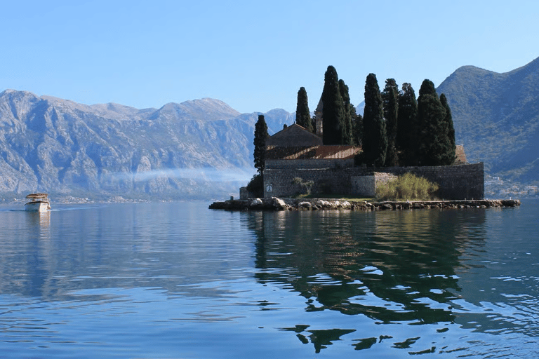 Stare miasto w Perast i kościół Matki Bożej na Skale: rejs wycieczkowy łodzią motorowąStare miasto Perast i kościół Na Skale: rejs łodzią motorową