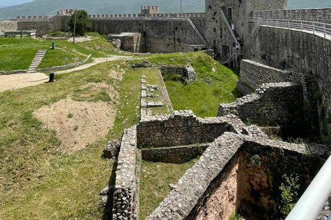 Ohrid, a cidade brilhante em alemão, inglês, espanhol ou italianoOhrid, a cidade brilhante