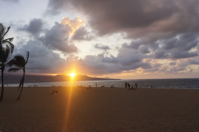 Las Palmas: Beach & Harbour Sunset Tour with a Local