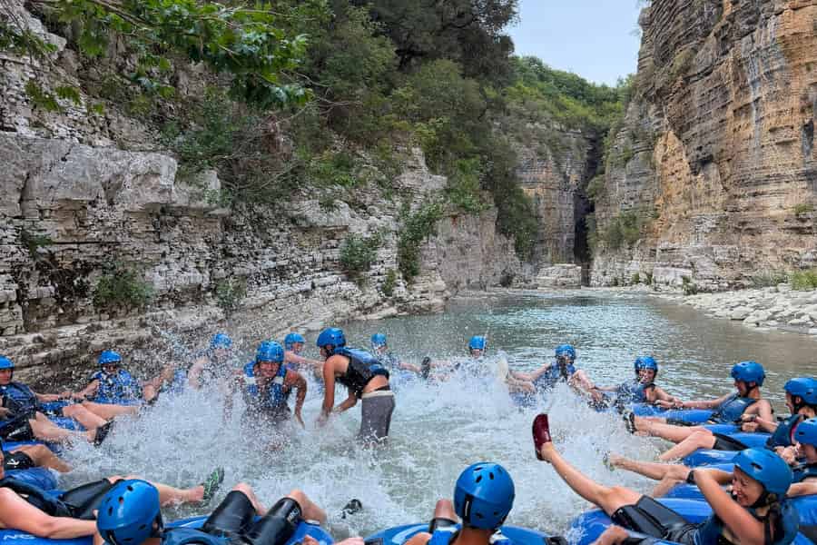Osum-Schlucht: Rafting & Tubing auf dem Fluss. Foto: GetYourGuide Osum-Schlucht: Rafting & Tubing auf dem Fluss. Foto: GetYourGuide