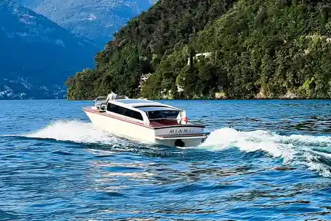 1h di tour in barca condiviso sul Lago di Como