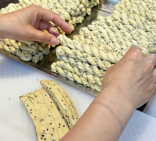 Chongqing: Make Fried Dough Twists & Glutinous Rice Cakes