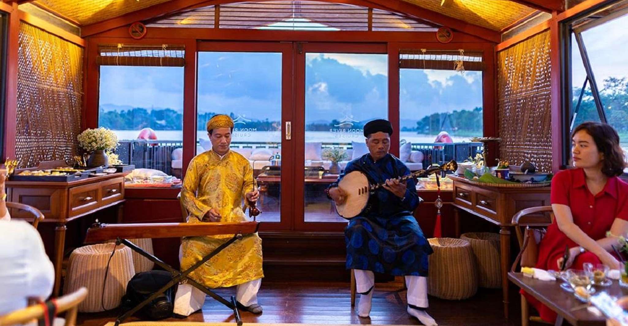 Hue, canto tradizionale su Huong River Ticket - Housity