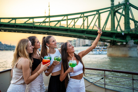 Budapest: Historic Cruise with Welcome DrinkHistorical Daytime Cruise with Tokaj Premium Frizzante