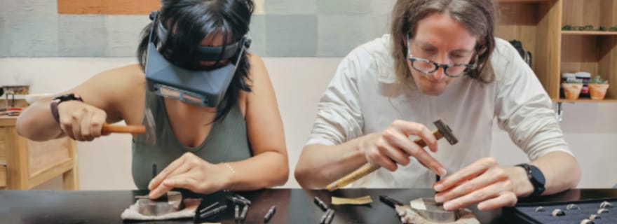 Đà Nẵng : atelier de fabrication de bijoux en argent avec un moniteur