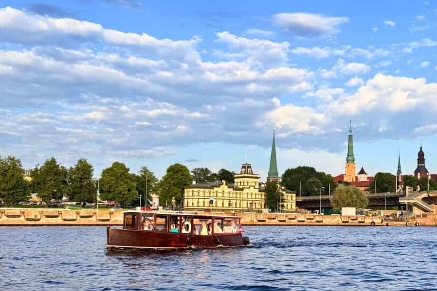 Riga: Kanal- und Daugava-Bootstour mit Begrüßungsgetränk. Foto: GetYourGuide
