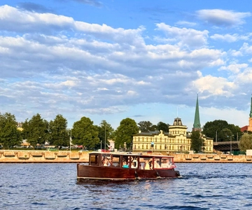 Riga: Canal and Daugava River Boat Tour with Welcome Drink