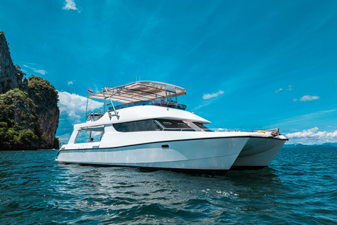 Phuket: James Bond i zatoka Phang Nga luksusowym jachtem o zachodzie słońcaSpotkanie przy molo (opłata za wstęp do parku narodowego wliczona w cenę)