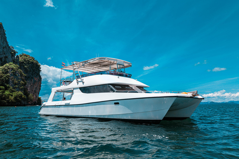 Phuket: James Bond i zatoka Phang Nga luksusowym jachtem o zachodzie słońcaSpotkanie przy molo (opłata za wstęp do parku narodowego wliczona w cenę)