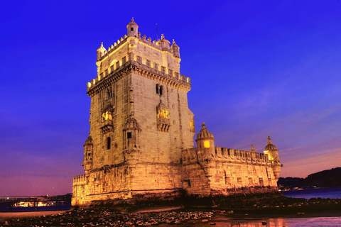 Lisboa: Paseo en Velero con Guía Local y Vino VerdeTour nocturno: Navegando por Lisboa con guía local y vino