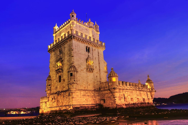 Lisboa: Paseo en Velero con Guía Local y Vino VerdeTour nocturno: Navegando por Lisboa con guía local y vino