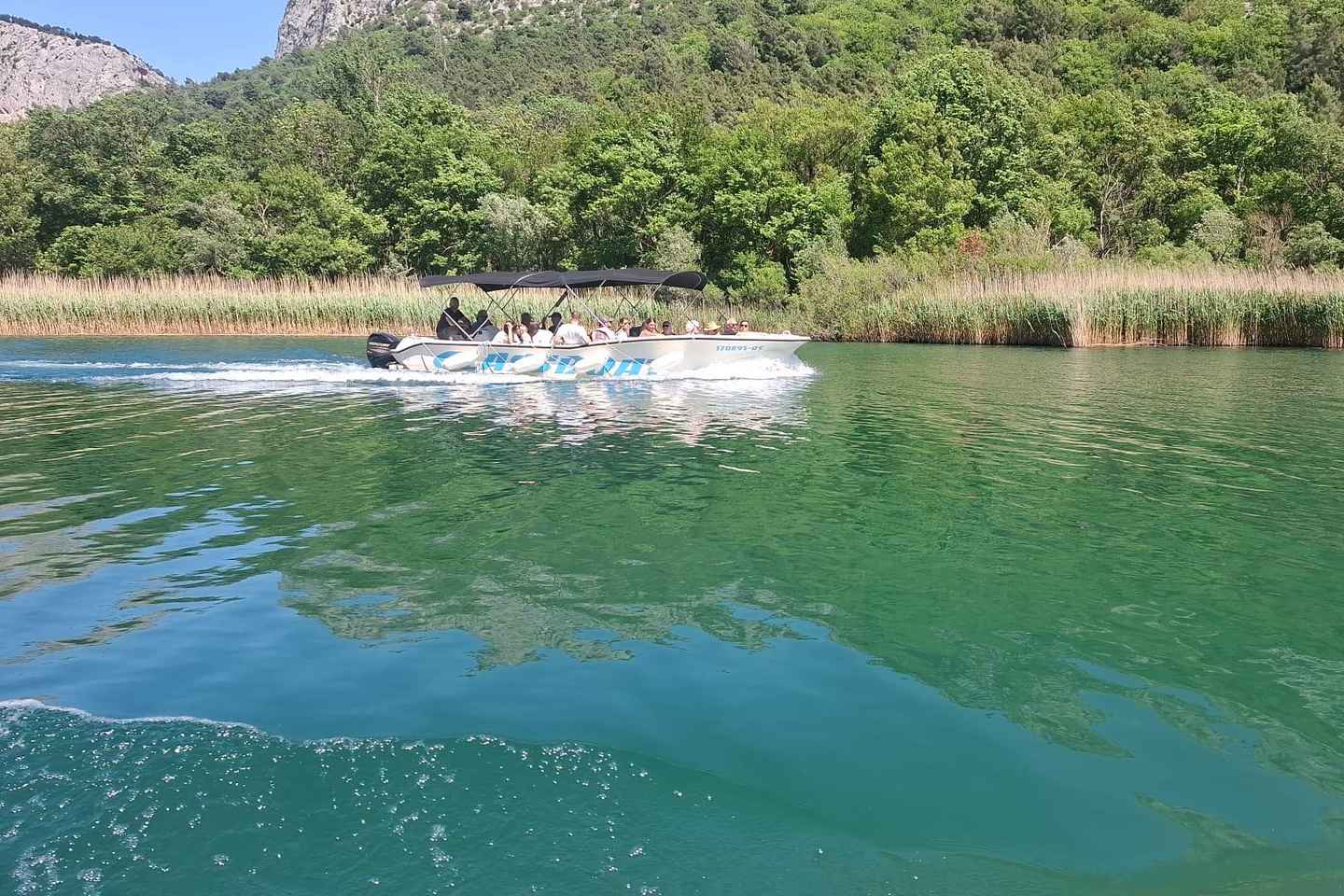 奥米什，克罗地亚：塞提纳河玻璃船巡游与啤酒花园体验