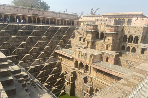 Da Agra a Jaipur con tour guidato di Fatehpur Sikri e AbhaneriAuto di sola andata da Agra a Jaipur con Fatehpur Sikri e Abhaneri