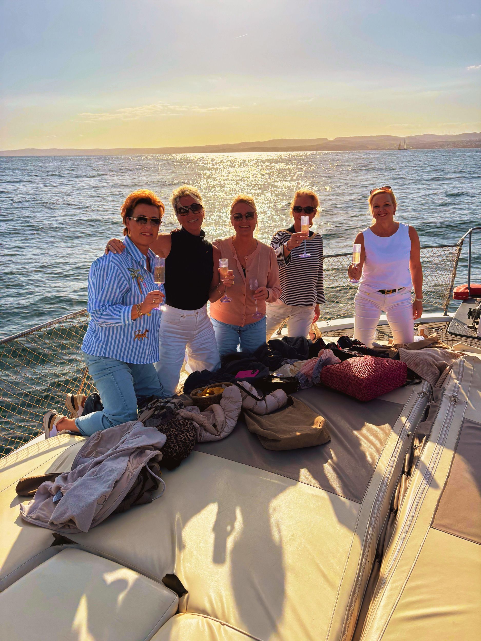 Estepona: Sonnenuntergangsfahrt mit Delfinen, Getränk & Snack