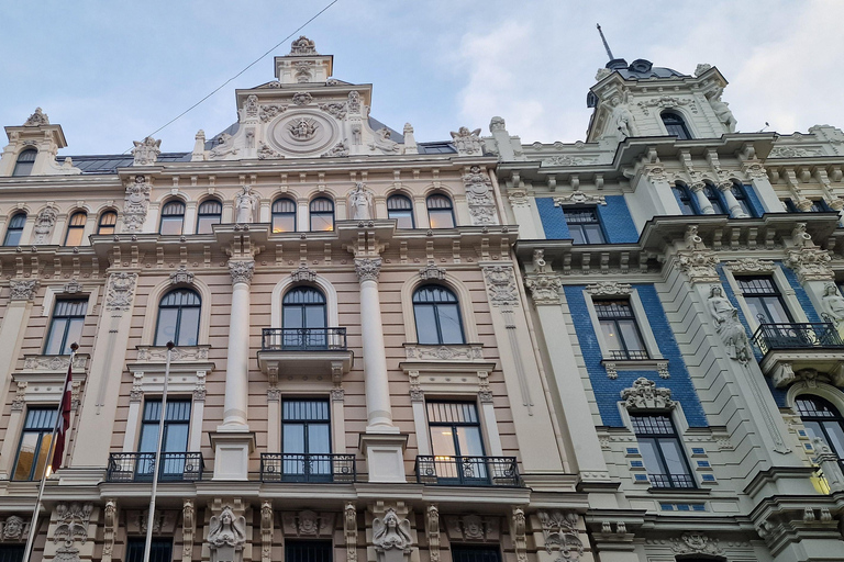 Riga: Art Nouveau Tour with Hat Wearing