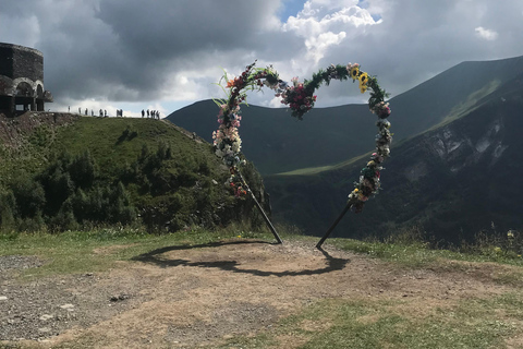 Kazbegi: esplora il paese delle meraviglie alpine della Georgia in un giorno!