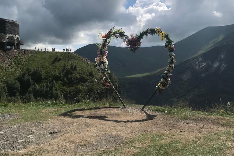 Kazbegi: esplora il paese delle meraviglie alpine della Georgia in un giorno!