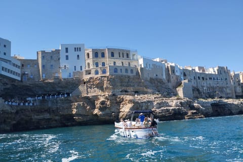 Monopoli: 2,5h Crucero en gozzo a las Cuevas de Polignano a Mare