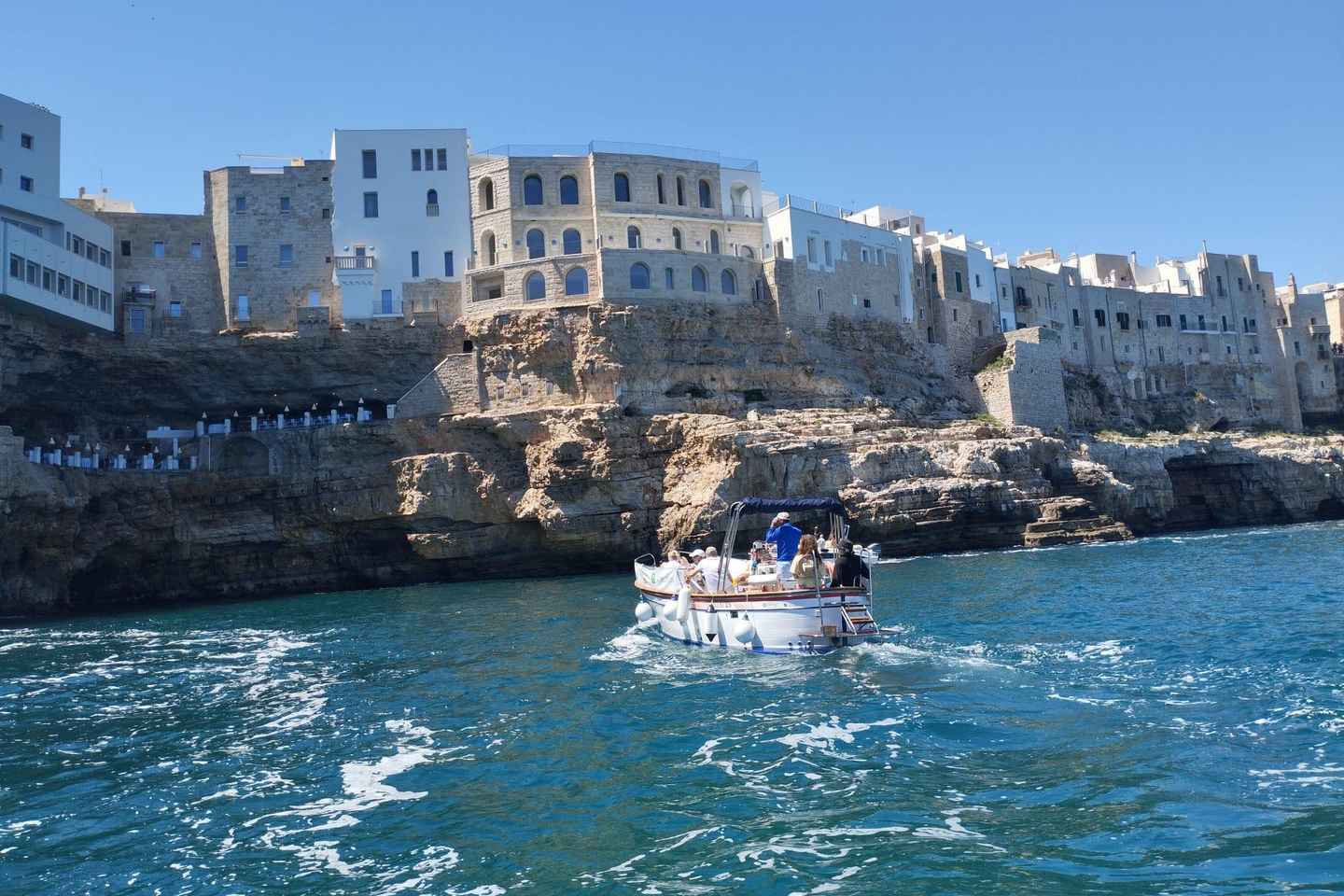 Монополи: 2,5 часа на лодке к пещерам Полиньяно