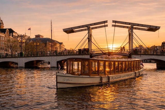 Amsterdam: Canal Cruise with Unlimited Drinks &amp; Bite