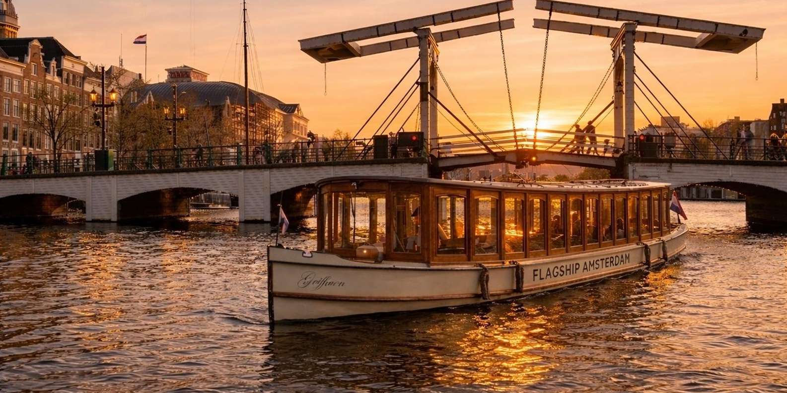 Amsterdam: Luxury Canal Cruise with Unlimited Drinks & Bites
