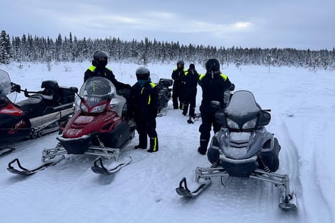 Kiruna: Schneemobil-Tour mit Besuch des Eishotels und Fika