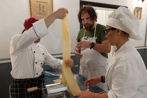 佛罗伦萨：意面制作课程，含晚餐、葡萄酒和... 唱歌！佛罗伦萨：意面制作课程，含晚餐、葡萄酒...还有歌唱！