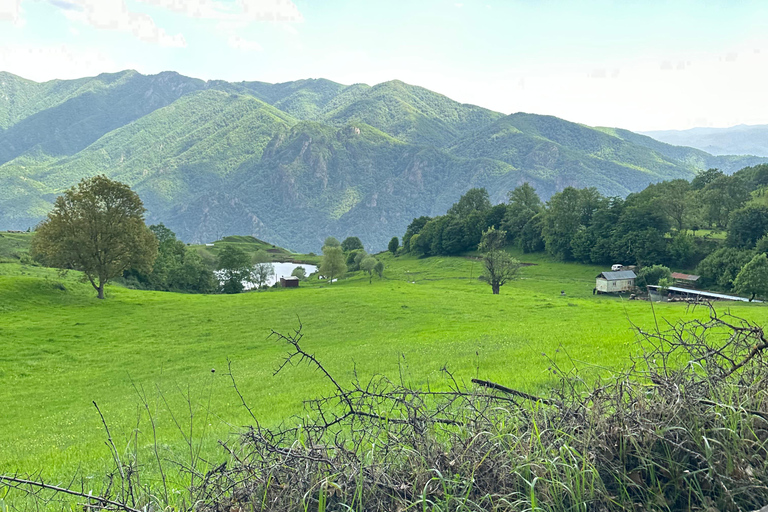 La vida del pueblo y una de las famosas montañas de Armenia