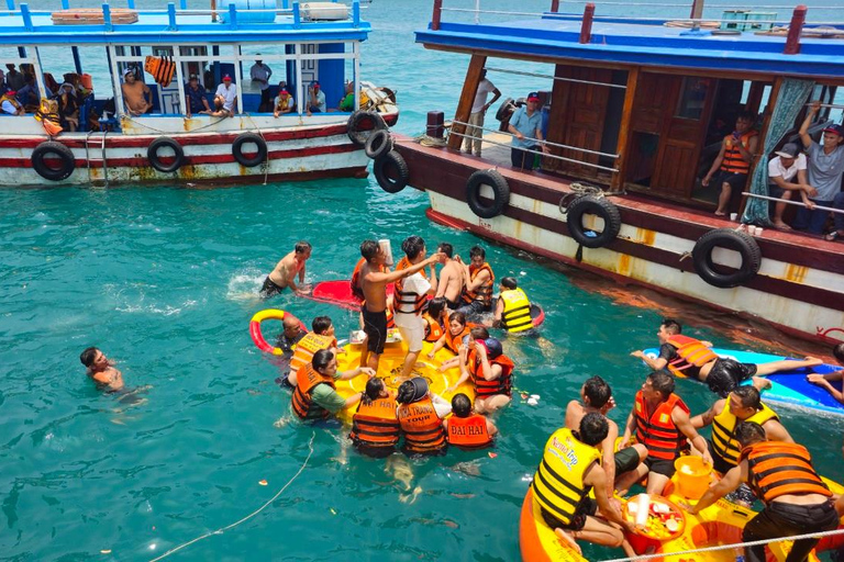 Nha Trang: Passeio de barco, mergulho com snorkel, festa de barco e almoço com churrascoNha Trang: Passeio pelas ilhas, mergulho com snorkel e festa flutuante