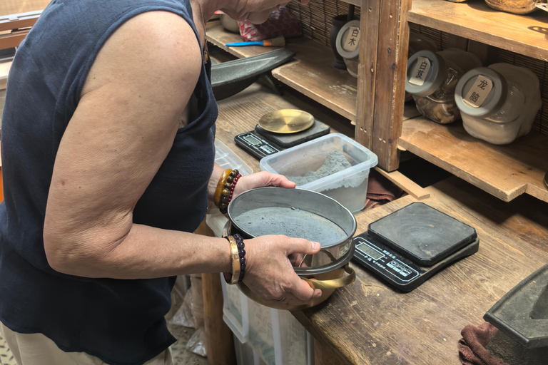 Beijing: Chinese Fragrant Bracelet Making